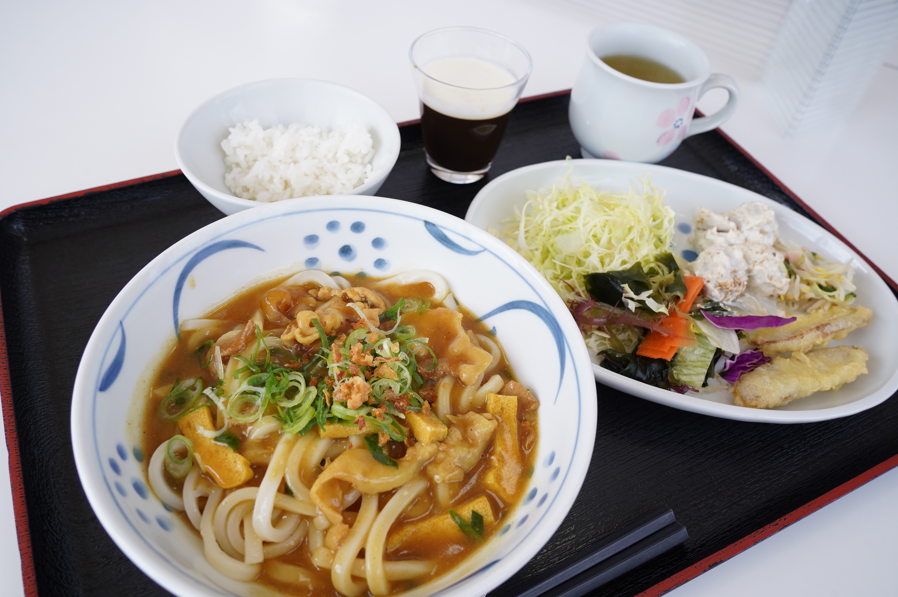 ビュッフェ形式の社員食堂！